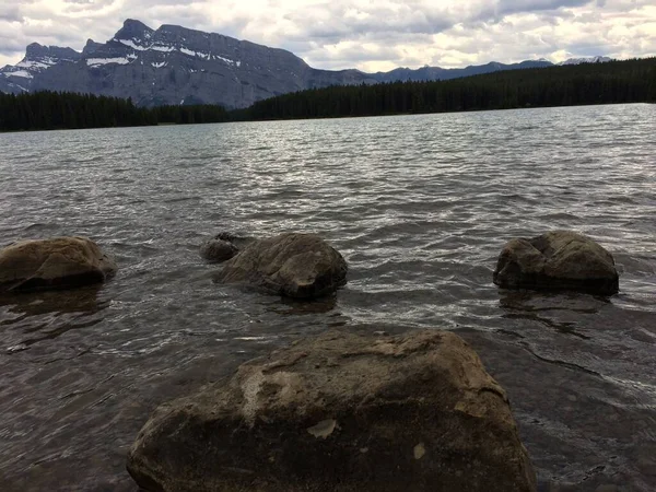 Minnewanka Gölü Banff Kuzeyinde — Stok fotoğraf