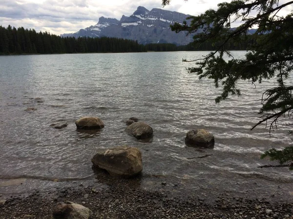 Minnewanka Gölü Banff Kuzeyinde — Stok fotoğraf