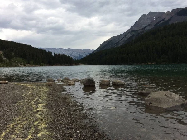 Minnewanka Gölü Banff Kuzeyinde — Stok fotoğraf