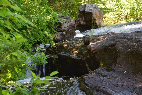 魁北克省卡尔维尔地区公园的瀑布 — 图库照片