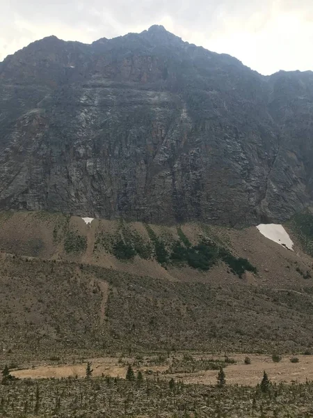 エディス キャヴェル山の北岸 — ストック写真