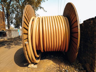 Tekerlekte sarı kablo