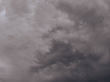 Gökyüzünde bir sürü siyah kumaş var.