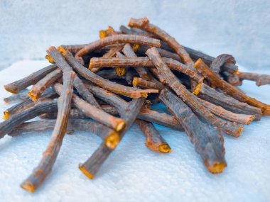 beyaz arkaplanlı giloy çubuğu