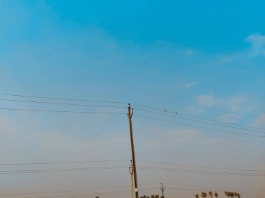 Gökyüzü arkaplanlı elektrik anketi