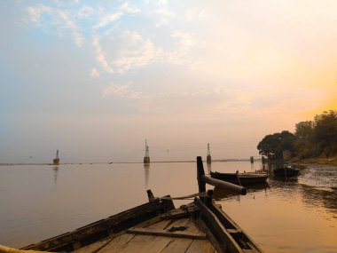 Nehirde güzel manzaralı bir tekne