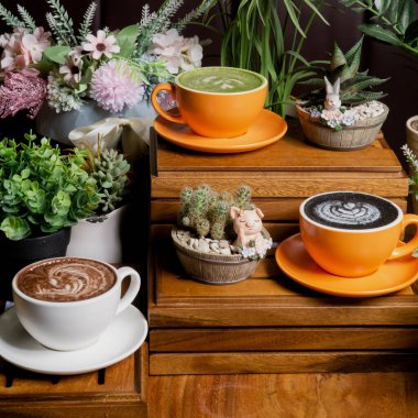 Farklı aromalı 3 fincan kahve, kibrit aromalı, kömür aromalı, çikolata aromalı.