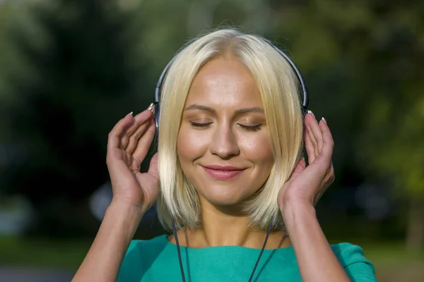 Beautiful Young Blonde Years Old Holds Headphones Her Hands Smiles — Stock Photo, Image