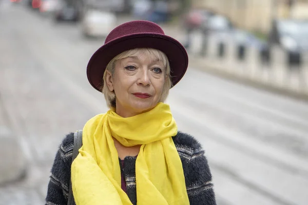 Street Portrait Elderly Woman Hat Yellow Scarf European Urban Landscape — Stock Photo, Image