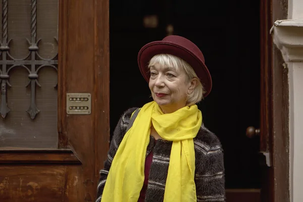 Elderly Woman Years Old Hat Comes Out Entrance Old House — Stock Photo, Image