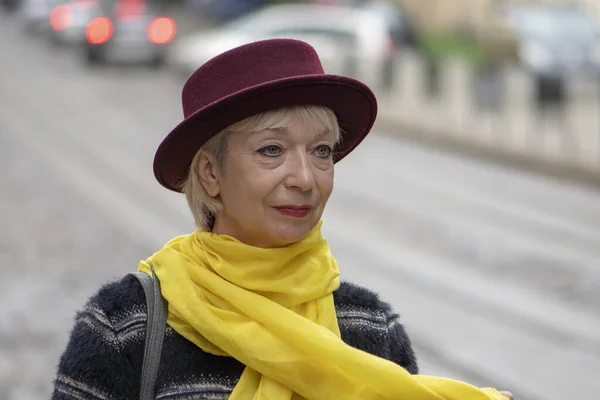 Street Portrait Elderly Woman Fashionable Hat Yellow Scarf Background European — Stock Photo, Image