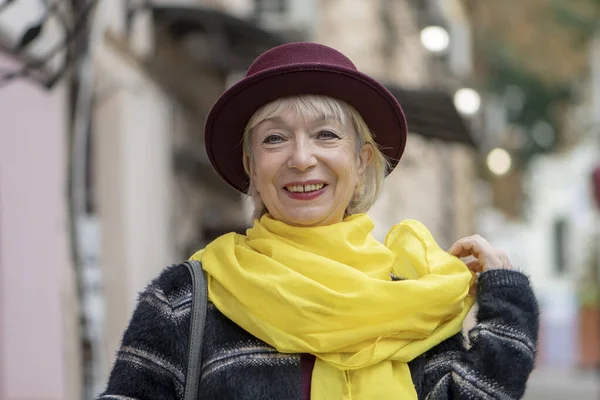 Elderly Woman Years Old Hat Adjusts Yellow Scarf Her Neck — Stock Photo, Image