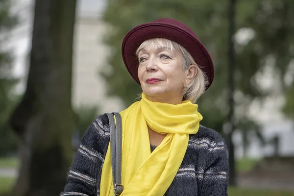 Street Portrait Elderly Woman Fashionable Hat Scarf Sitting Bench Park — Stock Photo, Image