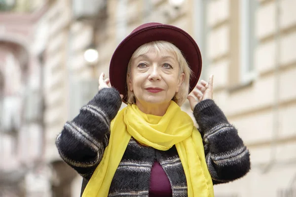 Elderly Woman Years Old Adjusts Fashionable Hat Background City Landscape — Stock Photo, Image