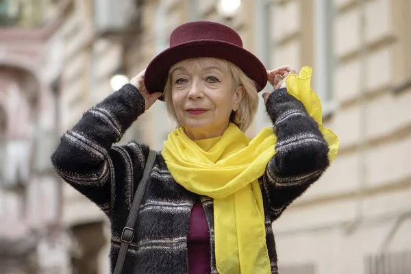 Elderly Woman Years Old Adjusts Fashionable Hat Background City Landscape — Stock Photo, Image