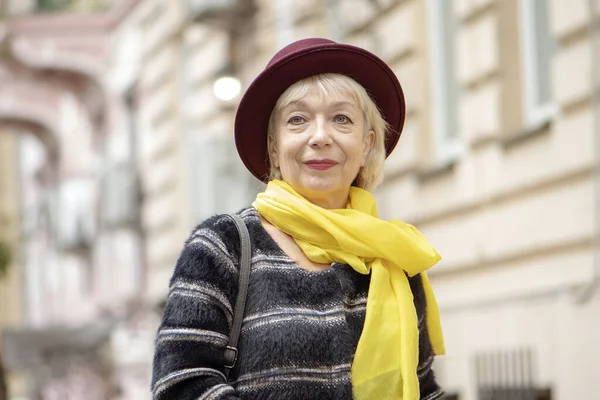 Street Portrait Elderly Woman Fashionable Hat Yellow Scarf Background European — Stock Photo, Image