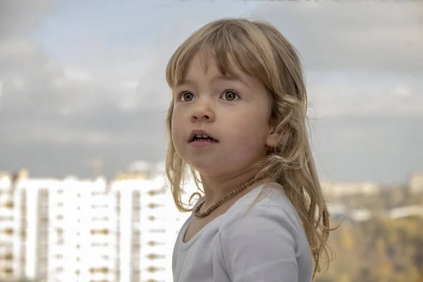 Retrato Uma Linda Menina Que Fica Frente Janela Apartamento Panorama — Fotografia de Stock