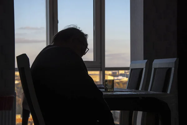 Homem Idoso Dorme Uma Mesa Sala Bela Vista Lado Fora — Fotografia de Stock