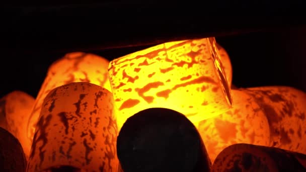 Palanquillas Metal Caliente Caen Una Caja Hierro — Vídeos de Stock