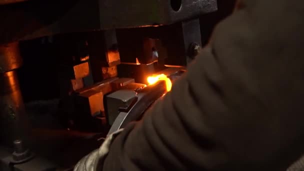 Operaio Taglia Pezzi Metallo Caldo Eccesso Incudine Sotto Una Pressa — Video Stock