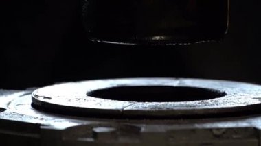 Mekanik baskı altında bir örs üzerinde, bir parça sıcak metal dövülmüştür..