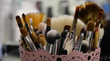 Güzellik salonundaki masada büyük bir makyaj fırçası seçimi var..