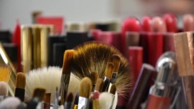Güzellik salonundaki masada büyük bir makyaj fırçası seçimi var..