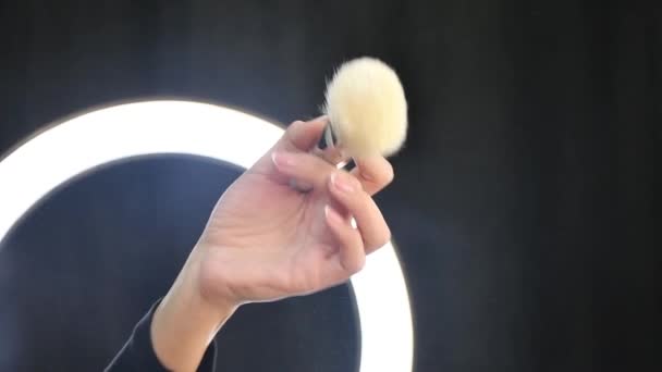 Mano Una Mujer Sacude Cepillo Maquillaje Del Polvo Las Partículas — Vídeo de stock