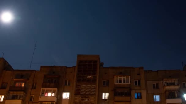 Über Einem Mehrstöckigen Gebäude Bewegt Sich Der Mond Wolken Nachthimmel — Stockvideo