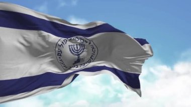 Üzerinde İsrail Gizli Servisi 'nin sembolleri olan bayrak ve bulutlu mavi gökyüzüne doğru dalgalanan istihbarat. İbranice yazıt, menorah resim, seçici odak, alfa kanal.