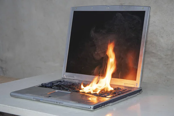 Raum Auf Dem Tisch Fing Der Laptop Feuer Die Zündung — Stockfoto