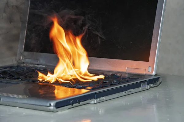 Raum Auf Dem Tisch Fing Der Laptop Feuer Die Zündung — Stockfoto