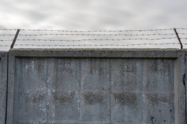 Dikenli telli eski beton çit.