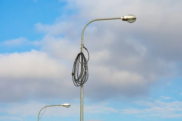 Лампа Викрученими Високовольтними Дротами Підключеними Енергосистеми — стокове фото