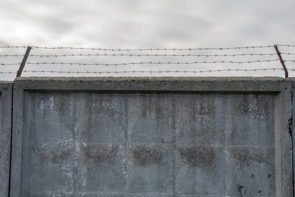Dikenli telli eski beton çit.