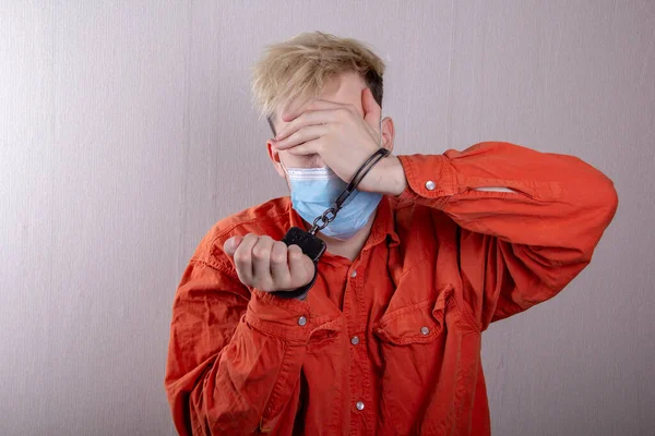 Ein Teenager Handschellen Und Medizinischer Maske Hält Seinen Kopf Vor — Stockfoto