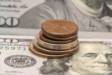 Benjamin Franklin 'in portresi 100 dolarlık banknot ve 10 sentlik makro çekimleri yakın çekim