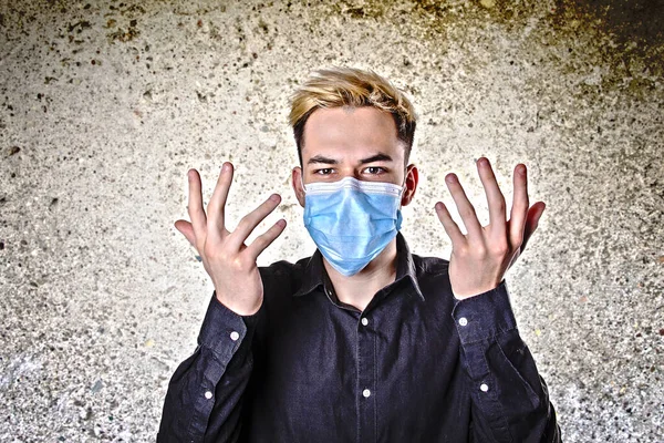Πορτρέτο Ενός Εξοργισμένου Εφήβου Ιατρική Μάσκα Φόντο Που Αντιτίθεται Έννοια — Φωτογραφία Αρχείου