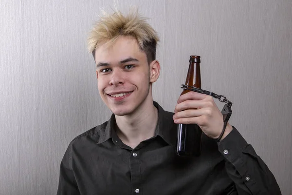 Adolescent Alcoolique Est Menotté Une Bouteille Bière Sur Fond Gris — Photo