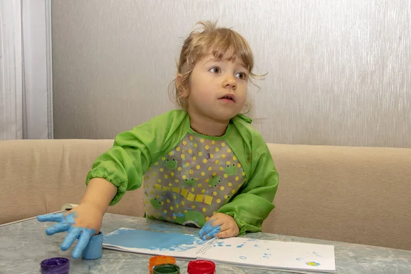 Uma Menina Desenha Com Dedos Palmas Das Mãos Papel Com — Fotografia de Stock