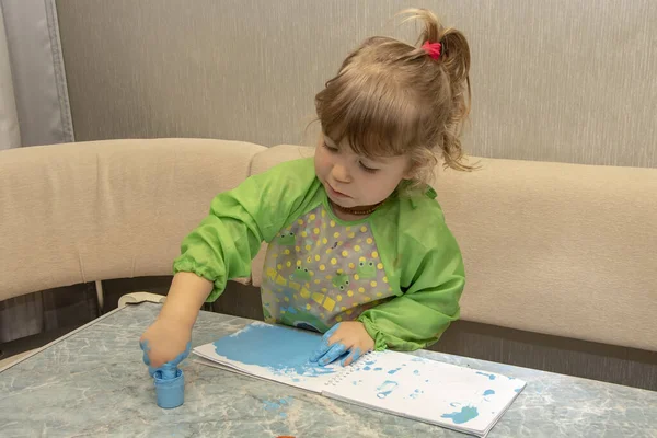 Retrato Uma Menina Que Desenha Com Dedos Palmas Papel Conceito — Fotografia de Stock