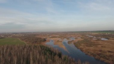 Sonbahar manzarası, Berezina Nehri tarlalar ve ormanlar arasında akar, Beyaz Rusya doğası, yüksek ve genel bir plandan çekim yapar..