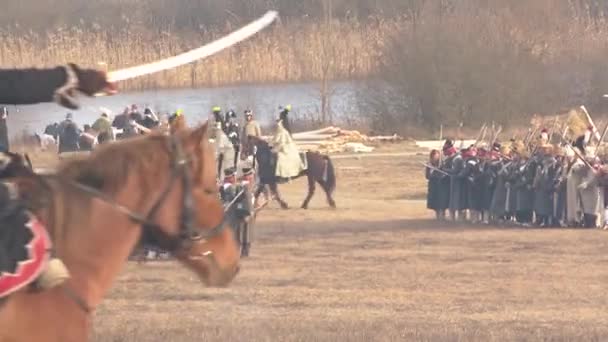 Cavaleiros Russos Atacam Soldados Franceses Perto Rio Berezina Plano Geral — Vídeo de Stock