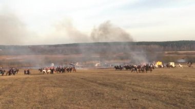 1812 savaşının yeniden inşası, Rus süvarileri nehir geçidi yakınlarında Fransız atlılarına saldırıyor, kılıçlarla, süvarilerle, dört nala, genel planla
