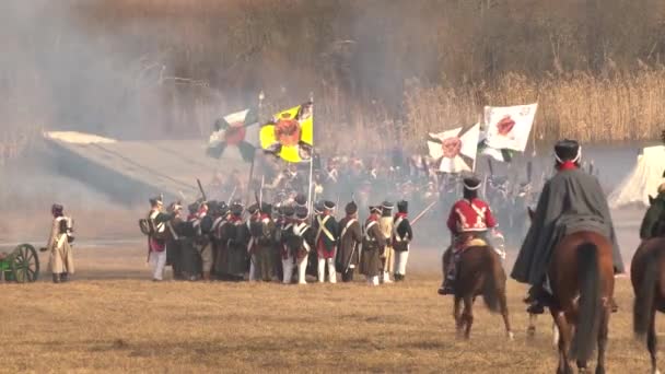1812年战役的重建 俄军在贝雷兹纳河附近袭击了法军 士兵们发射了大炮和步枪 骑兵团 白俄罗斯 — 图库视频影像