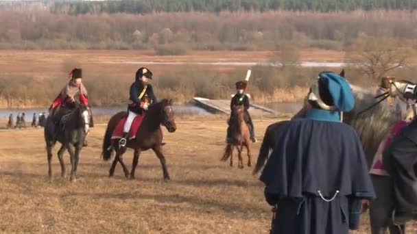 Caballeros Del Ejército Napoleónico Montan Caballo Campo Batalla Belarús Borisov — Vídeos de Stock