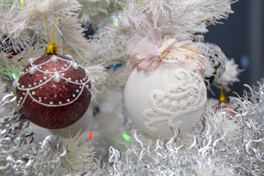 Noel ağacı topları beyaz yapay Noel ağacına asılı, tatil süslemelerine..