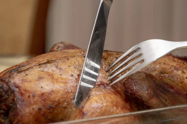 Auf Dem Esstisch Wird Ein Stück Fleisch Von Einer Gebratenen — Stockfoto