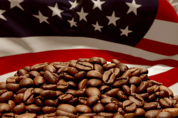 Geröstete Kaffeebohnen Auf Dem Hintergrund Der Amerikanischen Flagge Konzept Der — Stockfoto
