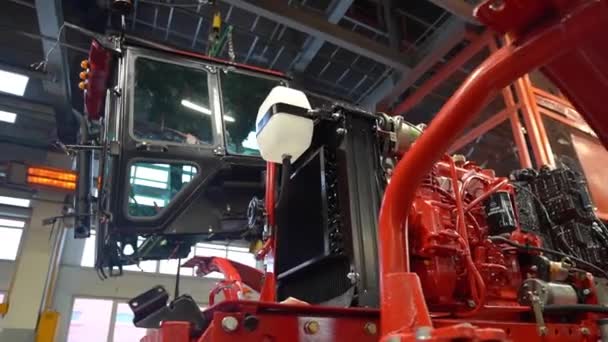 Cabine Tracteur Est Suspendue Dans Atelier Sur Une Poutre Grue — Video